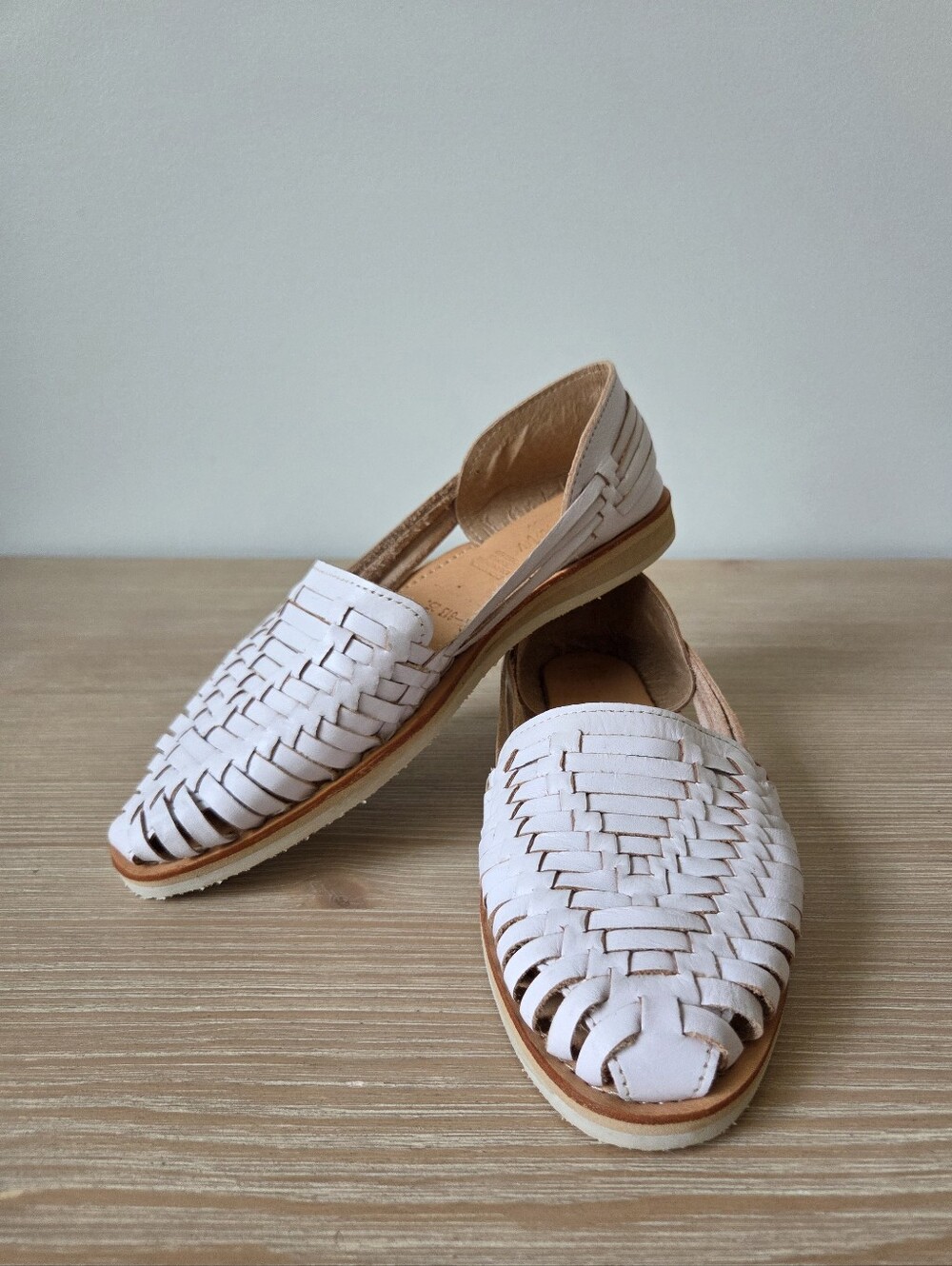 Macarena Collection White Leather Woven Huarache Flats Womens Size MEX 25